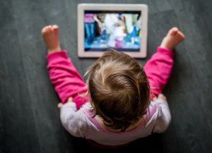 Pantalla cero hasta los dos años: proponen crear un programa provincial para regular el uso de dispositivos en niños
