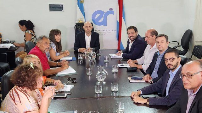 El gobierno provincial este lunes en paritaria con los gremios estatales&nbsp;