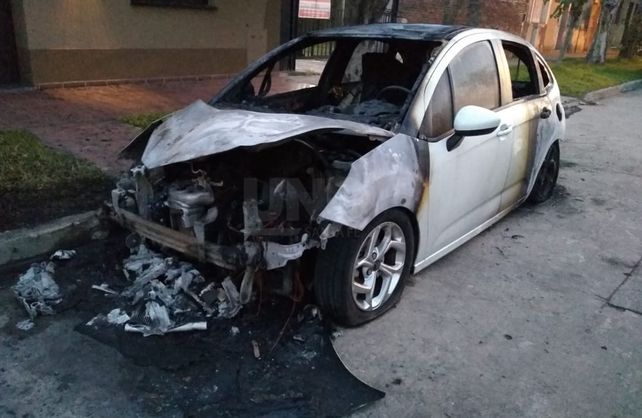 El auto incendiado en la noche del mi&eacute;rcoles.