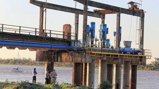 Obras Sanitarias apagará la bomba de extracción de agua cruda del río para facilitar el trabajo de los buzos.&nbsp;