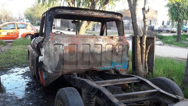 Bº Roma incendiaron una camioneta en Tucumán al 3600