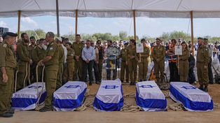 Funeral de la familia Kotz en Gan Yavne, Israel, el martes 17 de octubre de 2023. La familia israelí de cinco miembros fue asesinada por militantes de Hamas el 7 de octubre en su casa en el kibutz Kfar Azza, cerca de la frontera con la Franja de Gaza. Más de 1.400 personas murieron y unas 200 fueron capturadas en un ataque sin precedentes en múltiples frentes por parte del grupo militante que gobierna Gaza. (Foto AP/Ohad Zwigenberg)