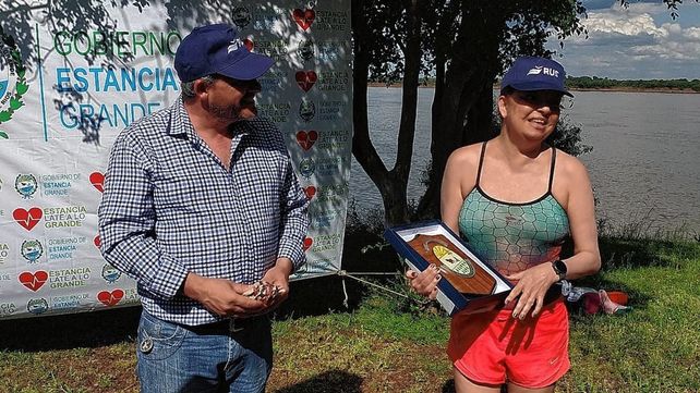 La nadadora llevó el mensaje sobre una enfermedad poco conocida.