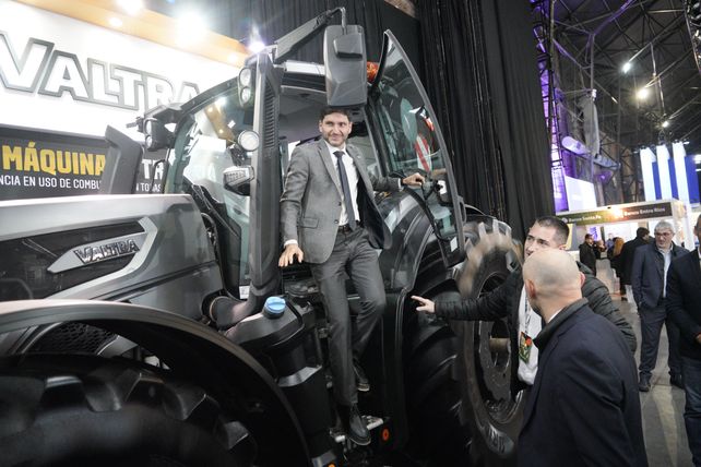 La visita al parque de maquinaria tuvo su postal: el gobernador Pullaro en la cabina de un tractor.