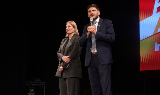 La exvice Gisela Scaglia y el gobernador Maximiliano Pullaro en la reciente reunión interministerial.