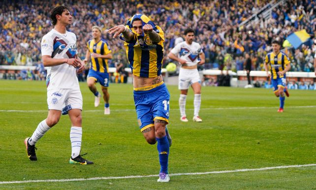 Di María festeja tras convertir de penal ante Godoy Cruz. Fue el primer gol en Central tras su regreso a Arroyito.