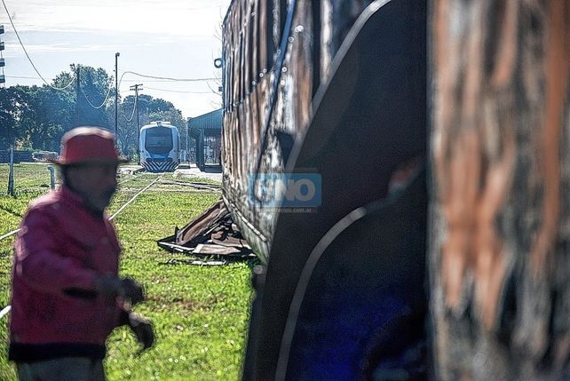 Paraná: desguazan y venden como chatarra vagones del tren incendiados