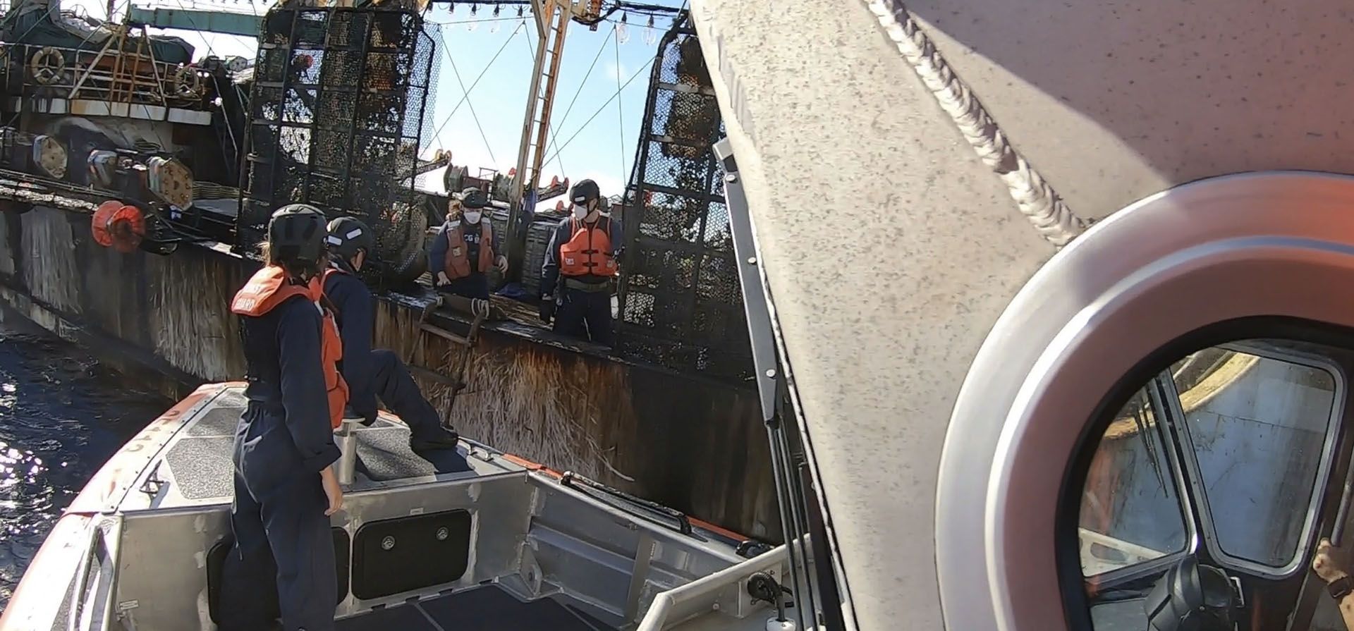 La Guardia Costera de EE.UU. aborda un barco pesquero en el Océano Pacífico oriental. Durante la patrulla de 10 días por pesca ilegal, no declarada o no reglamentada, tres barcos partieron. Otro giró agresivamente 90 grados hacia el James, lo que obligó al buque estadounidense a maniobrar para evitar ser embestido.