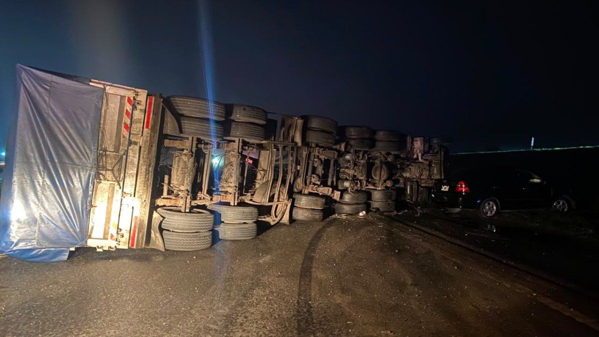 Choque inusitado en un puente: un camionero volcó porque manejaba con la batea elevada