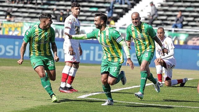 Aldosivi venció a Barracas Central y se aferra a la ilusión