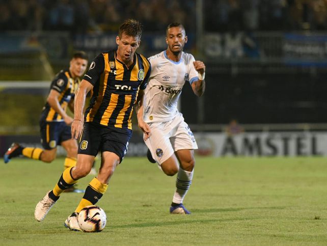 Riaño trata de escapar de la marca de un defensor de Gremio.&nbsp;