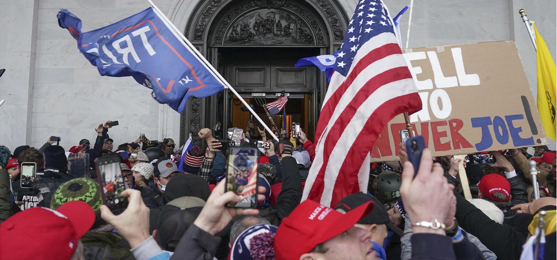 Manifestantes pro Trump se reúnen frente al Capitolio de los Estados Unidos en Washington, el 6 de enero de 2021.