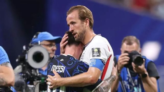 Messi recibe el abrazo de Kane al final del partido en el que Argentina venció a Inglaterra y se consagró finalista del Mundial.