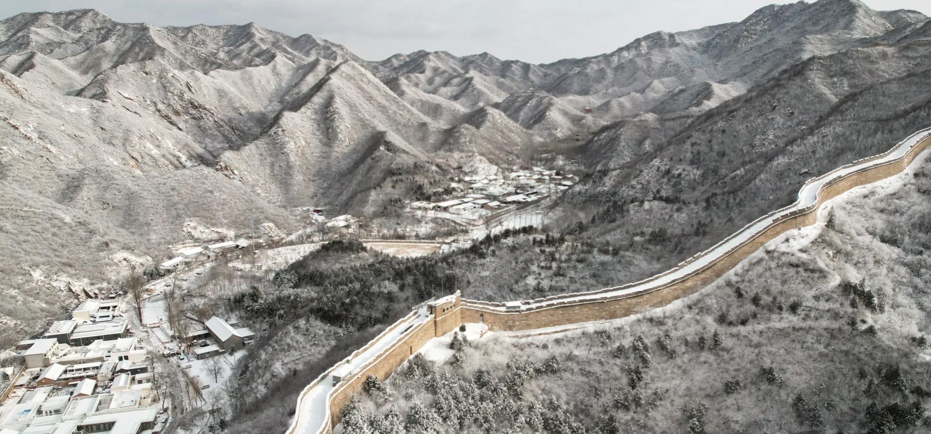 Una vista aérea de una sección cubierta de nieve de la Gran Muralla China, al norte de Pekín, después de una nevada nocturna, Shuiguan, China. Fotografía: Greg Baker/AFP/Getty Images Una vista aérea de una sección cubierta de nieve de la Gran Muralla China, al norte de Pekín, después de una nevada nocturna, Shuiguan, China. Fotografía: Greg Baker/AFP/Getty Images