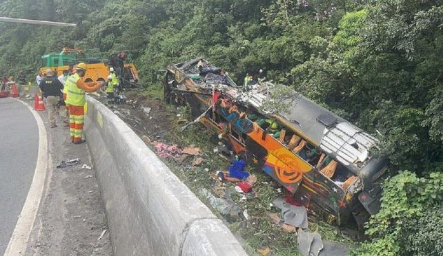 Al menos 21 personas murieron y más de 30 heridas tras el vuelco de un colectivo en Brasil
