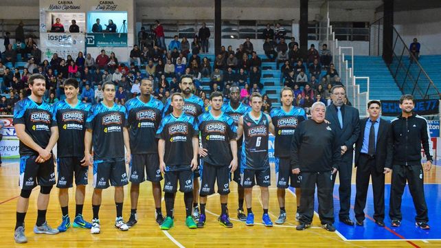 El equipo reunido antes de arrancar el partido.&nbsp;