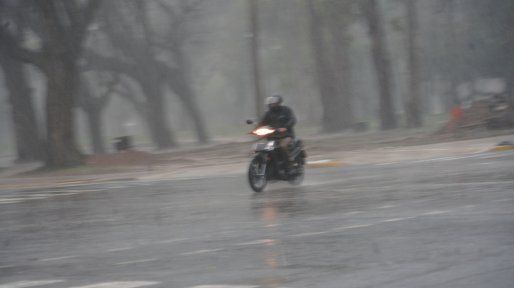 Llovieron más de 75 milímetros en Rosario y se mantiene el alerta naranja
