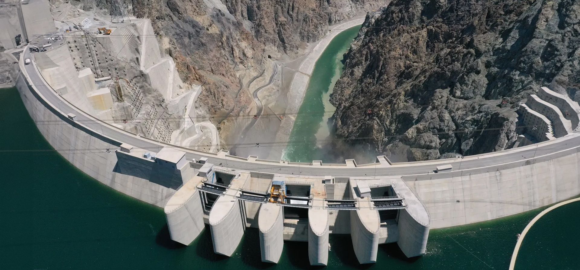 Artvin, Turquía. Una foto de un dron muestra la construcción de la presa Yusufeli y la central hidroeléctrica. Fotografía: Agencia Anadolu/Getty Images Artvin, Turquía. Una foto de un dron muestra la construcción de la presa Yusufeli y la central hidroeléctrica. Fotografía: Agencia Anadolu/Getty Images