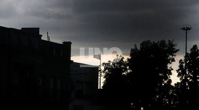 Se hizo de noche en Santa Fe y continúa vigente un alerta por tormentas