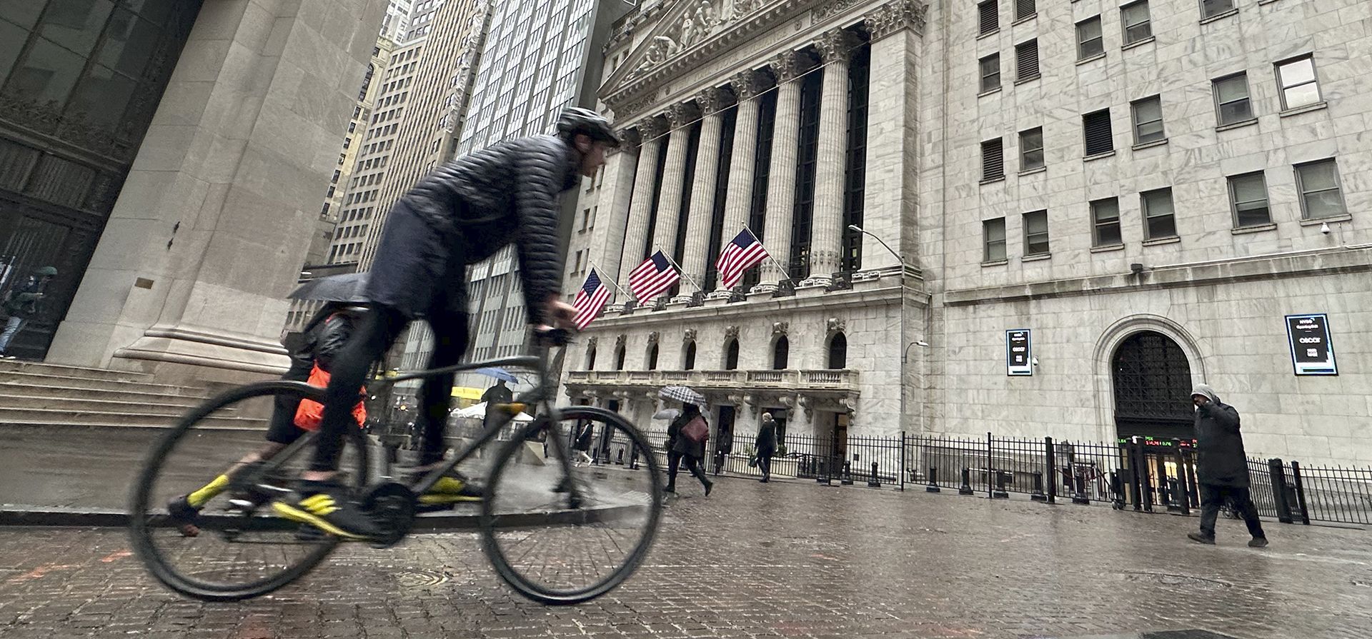 Un ciclista pasa por la Bolsa de Valores de Nueva York el martes 5 de marzo de 2024 en Nueva York. Wall Street apuntaba modestamente a la baja a medida que más minoristas publican los resultados de la temporada navideña y antes de la comparecencia del presidente de la Reserva Federal, Jerome Powell, ante el Congreso a finales de esta semana. (Foto AP/Peter Morgan) Un ciclista pasa por la Bolsa de Valores de Nueva York el martes 5 de marzo de 2024 en Nueva York. Wall Street apuntaba modestamente a la baja a medida que más minoristas publican los resultados de la temporada navideña y antes de la comparecencia del presidente de la Reserva Federal, Jerome Powell, ante el Congreso a finales de esta semana. (Foto AP/Peter Morgan)