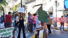 Vecinos de bulevar Racedo protestaron a metros del Teatro donde el intendente Adán Bahl abría las sesiones ordinarias del Concejo Deliberante de Paraná Vecinos de bulevar Racedo protestaron a metros del Teatro donde el intendente Adán Bahl abría las sesiones ordinarias del Concejo Deliberante de Paraná