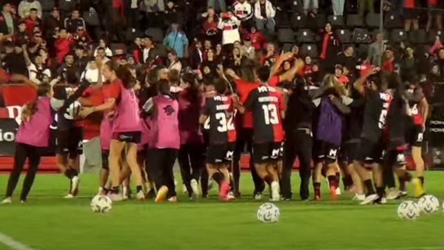 Las jugadoras de Newells explotan de felicidad en el Coloso del Parque. Duro triunfo ante SAT y liderazgo en el torneo femenino de AFA.