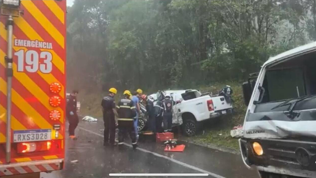 Dos argentinos murieron al chocar contra un camión en una ruta de Brasil.