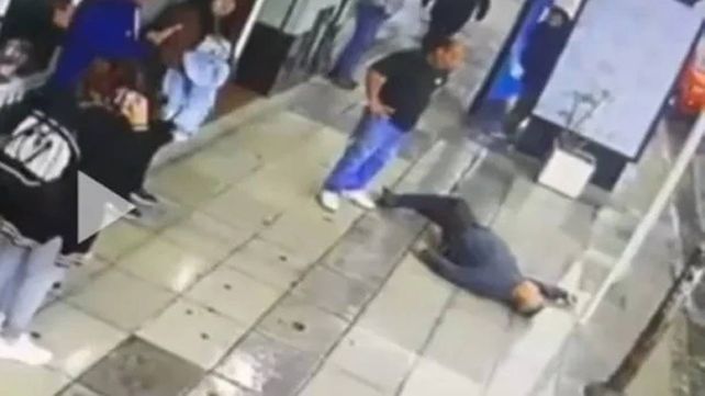 El empleado del resrautante observa al hombre al que golpeó y noqueó luego de que quisiera entrar al baño del local.