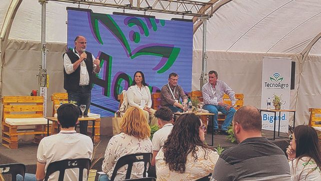 Referentes de la mesa de enlace le hablaron a los jóvenes.