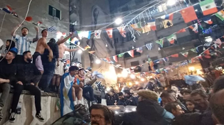 En las calles de Nápoles, donde Maradona es un ídolo popular, se festejó la conquista de Argentina de la Copa del Mundo.