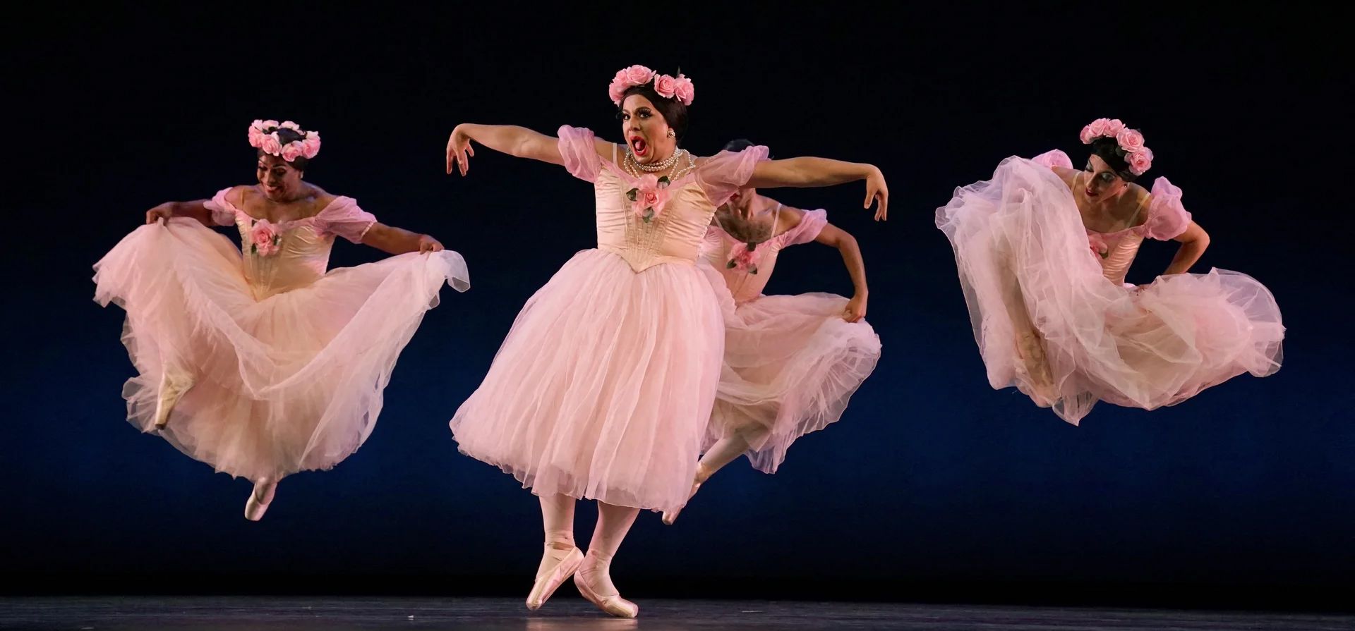 Bailarines del Ballet Eloelle-Grandiva interpretan una escena de Pas de Quatre durante un ensayo general para el festival de ballet Unite en el Joyce Theatre, Nueva York, Estados Unidos. Fotografía: Timothy A Clary/AFP/Getty Images Bailarines del Ballet Eloelle-Grandiva interpretan una escena de Pas de Quatre durante un ensayo general para el festival de ballet Unite en el Joyce Theatre, Nueva York, Estados Unidos. Fotografía: Timothy A Clary/AFP/Getty Images