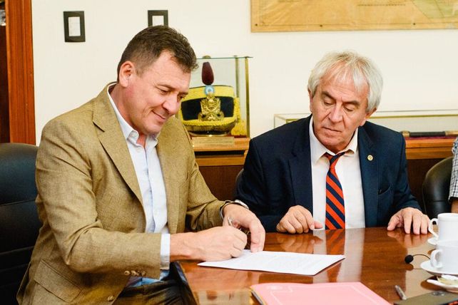 Convenio. El intendente Raimundo lo rubricó con Faccendini