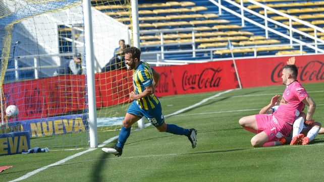 Gamba convierte para Central y sale a festejarlo, pese a que por ese entonces no había público en los estadios.