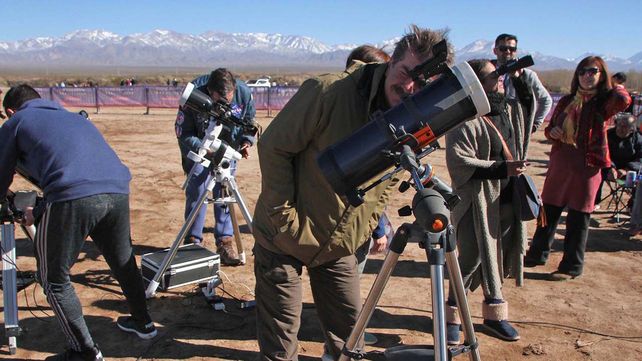 El eclipse convocó a multitudes que disfrutaron en seis provincias