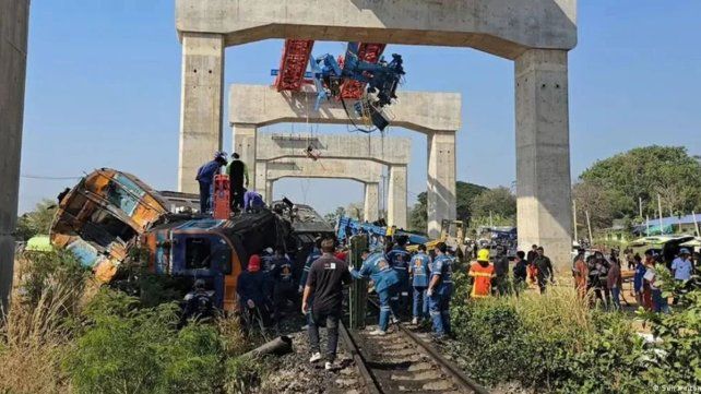 Tailandia: una grúa cayó sobre un tren y dejó al menos 30 muertos