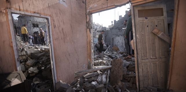 Palestinos observan la destrucción después del bombardeo israelí en el campo de refugiados de Khan Younis en la Franja de Gaza el viernes 1 de diciembre de 2023. (Foto AP/Mohammed Dahman)