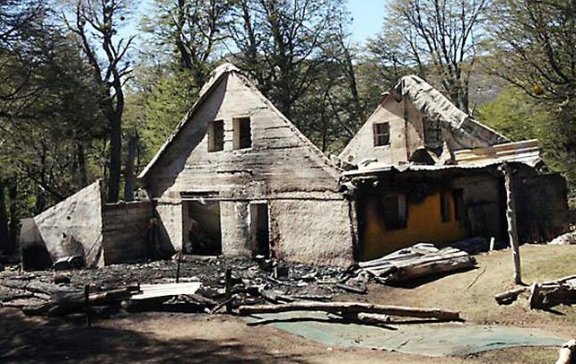Un grupo mapuches autonomistas armados quemó un tradicional refugio de montaña Neumeyer del parque nacional Nahuel Huapi.