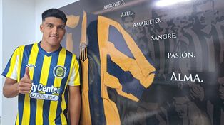 Agustín Bravo posó con la camiseta de Central luego de estampar la firma en el contrato.