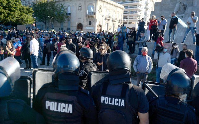 El operativo de ayer insumió la participación de cien efectivos policiales. 