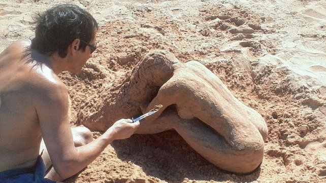 Con una escultura de arena un talentoso artista anónimo cautivó a los paranaenses