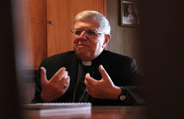 monseñor. Quiere embarrar la cancha