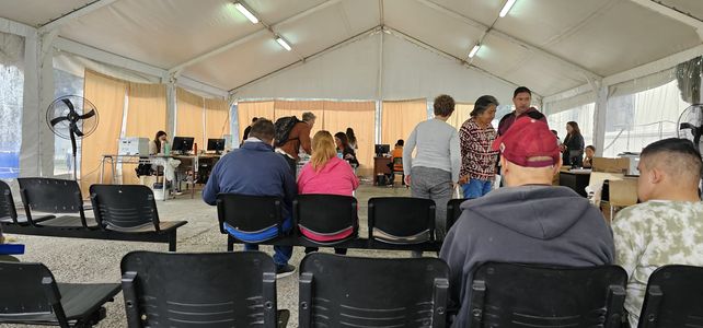 Sillas vacías en la carpa montada en el Hospital Italiano para auditar pensiones por discapacidad laboral.