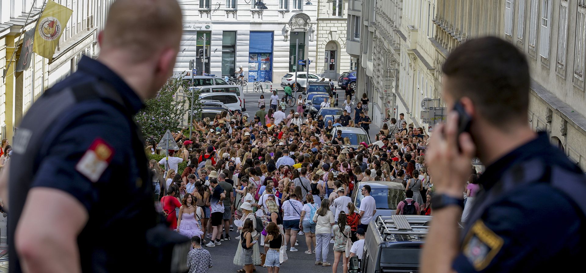 Policías austríacos observan a admiradores de Taylor Swift reunidos en el centro de la ciudad de Viena, el jueves 8 de agosto de 2024. (AP Foto/Heinz-Peter Bader) Policías austríacos observan a admiradores de Taylor Swift reunidos en el centro de la ciudad de Viena, el jueves 8 de agosto de 2024. (AP Foto/Heinz-Peter Bader)