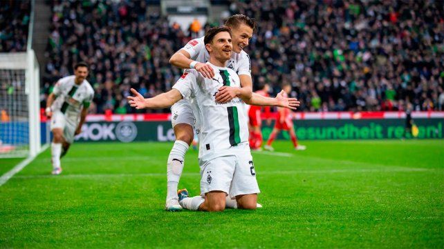 El Monchengladbach le puso freno al líder Bayern Münich en Alemania