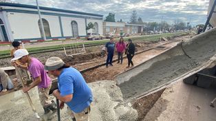 En zona urbana. El jefe comunal Antonio Fiorenza recorrió las obras.