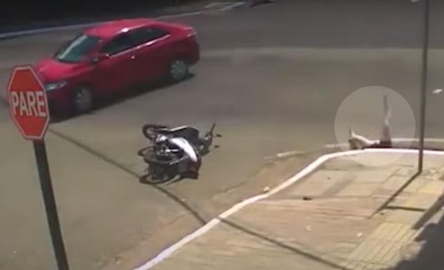 El viral del momento: iba en moto, choca contra un auto y la traga la tierra