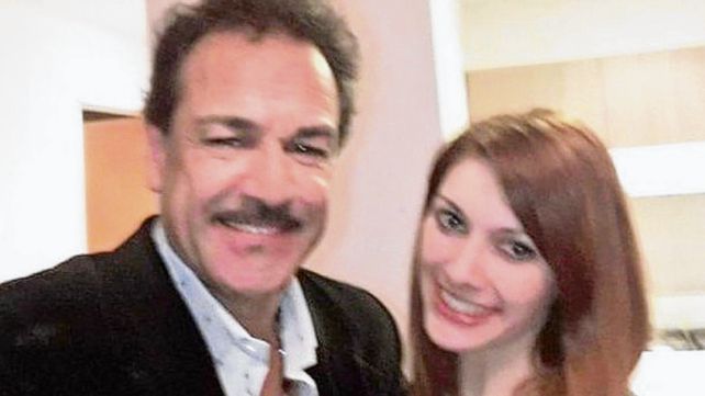 víctimas. Alex Ilusionista posa con Jéssica Alberti Cigola.