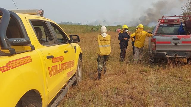 Bomberos trabajan incansablemente para sofocar los incendios en Corrientes.