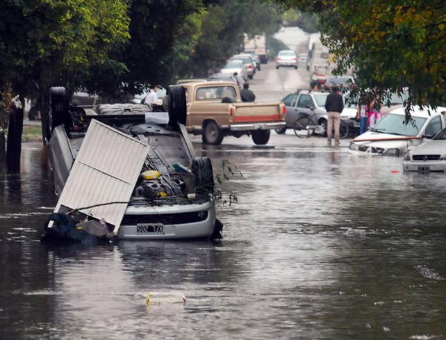 Scioli dijo que la tomenta registrada anoche es una tragedia sin precedentes. (Foto: Télam)