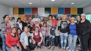 En Villa Hipódromo, mientras los chicos van al Jardín Municipal, sus madres aprenden un oficio en el Solar
